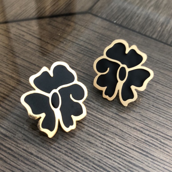 Vintage Jewelry - Goldtone Black Enamel Flower Earrings Simplistic